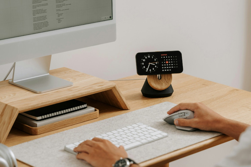 personne résiliant un contrat SPVIE Assurances depuis son ordinateur