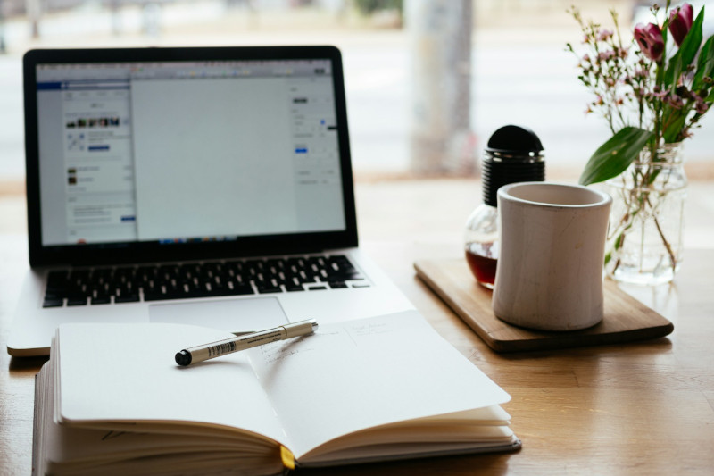 carnet et ordinateur pour suivre un cours en ligne avec SuperProf