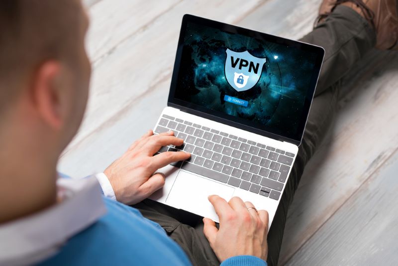 Un homme tente de résilier surfshark VPN sur son ordinateur