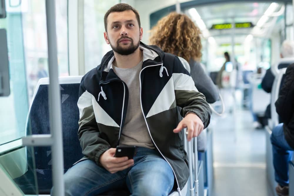 passager assis dans un tram de TAM Montpellier