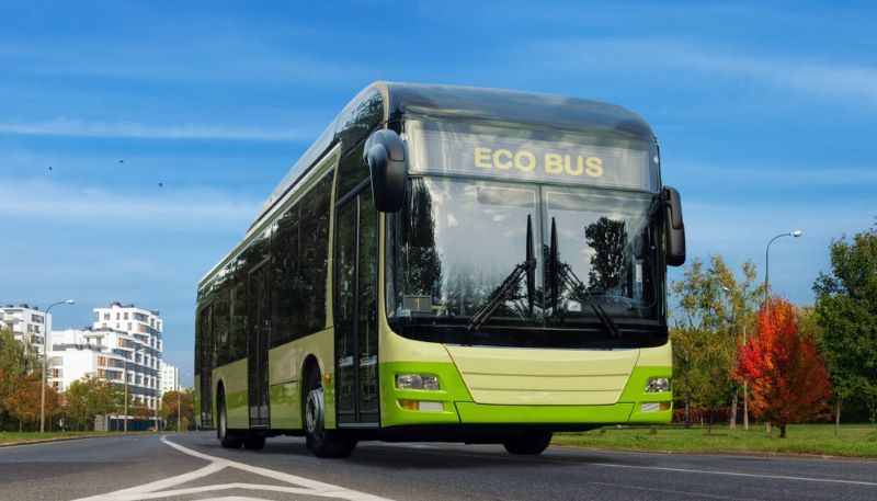 Un bus vert écoresponsable s'apprête à démarrer