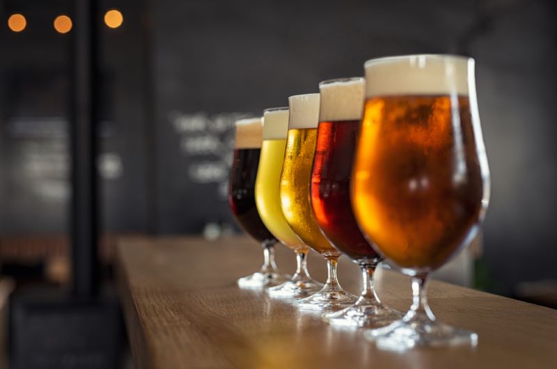 Une ligne de verres de bières de différentes couleurs