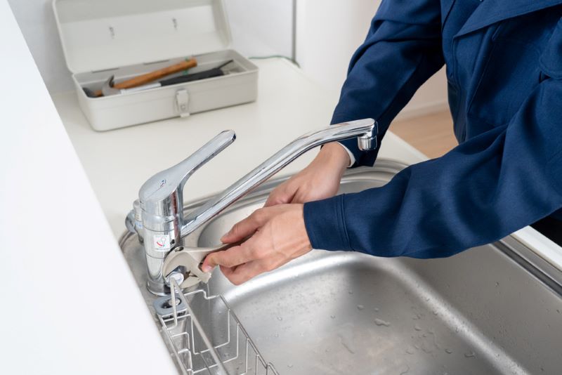 Un locataire utilise le réseau Véolia Eau et ouvre son robinet pour se laver les mains