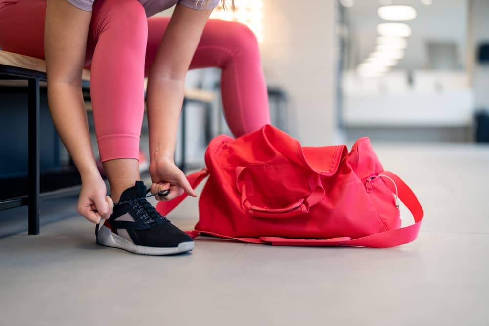 femme enfilant ses baskets dans une salle Wellness Sport Club