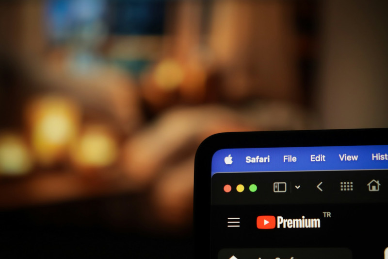 logo YouTube Premium dans un coin d'écran d'ordinateur