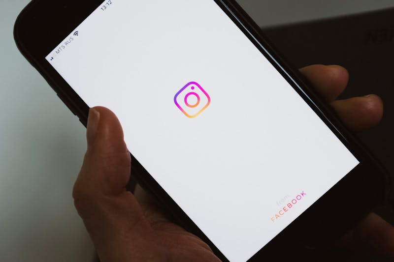 personne s'apprêtant à supprimer son compte Instagram depuis son smartphone