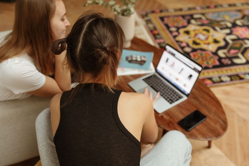 deux femmes supprimant leurs comptes sur le site Rue du Commerce