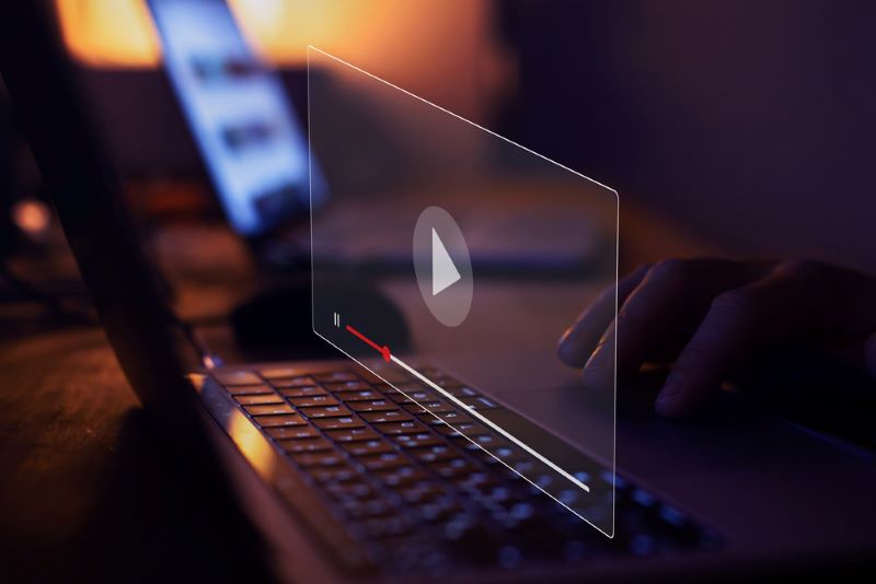 Une vidéo en streaming apparaît sur l'écran d'un ordinateur portable